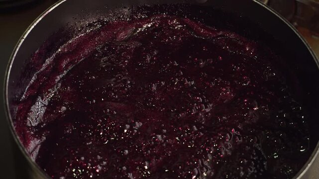 ブルベリーを料理　鍋で煮てブルーベリージャムを作る