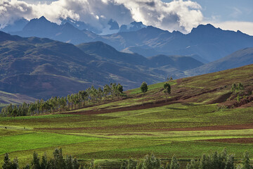 Obraz premium Endless beauty in the farmlands near Moray and Maras, where ancient techniques meet breathtaking landscapes. The heart of Peru’s agricultural history still thrives here.