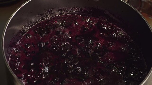 ブルベリーを料理　鍋で煮てブルーベリージャムを作る