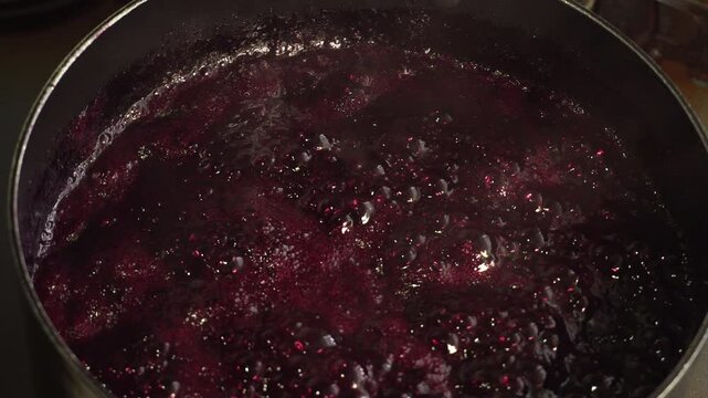 ブルベリーを料理　鍋で煮てブルーベリージャムを作る