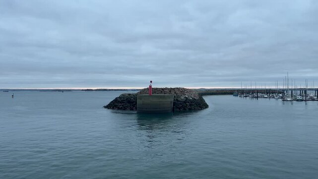 Vid&eacute;o de l'oc&eacute;an &agrave; Roscoff, en Bretagne. D&eacute;couvrez les eaux bleues de l'Atlantique, les plages rocheuses et les mar&eacute;es spectaculaires.