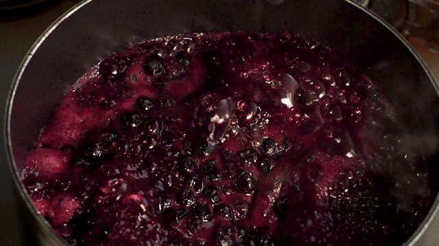 ブルベリーを料理　鍋で煮てブルーベリージャムを作る