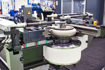 Pipe bending machine
