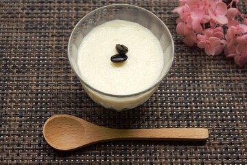 Milk agar-agar with coffee beans