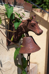 Metal cowbell and bell for an entrance door