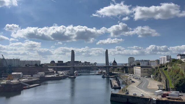 Vid&eacute;o du pont de Recouvrance &agrave; Brest, un pont-levis embl&eacute;matique surplombant la Penfeld. Ce monument relie les deux rives de la ville.