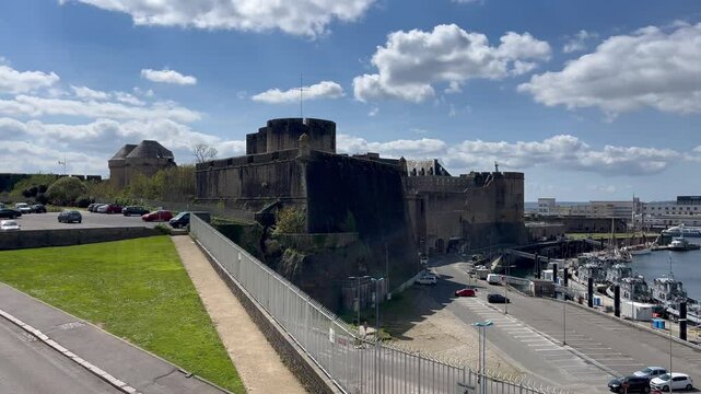 Vid&eacute;os du ch&acirc;teau de Brest, une forteresse historique surplombant la rade. Ce monument embl&eacute;matique de la ville illustre le riche pass&eacute; maritime de la Bretagne et offre des vues imprenables sur le por