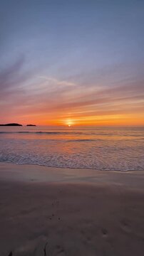 Vid&eacute;os de couchers de soleil spectaculaires sur la mer, o&ugrave; les couleurs vibrantes du ciel se refl&egrave;tent dans les eaux calmes. Ces moments magiques capturent la beaut&eacute; naturelle et la s&eacute;r&eacute;nit&eacute; des paysa