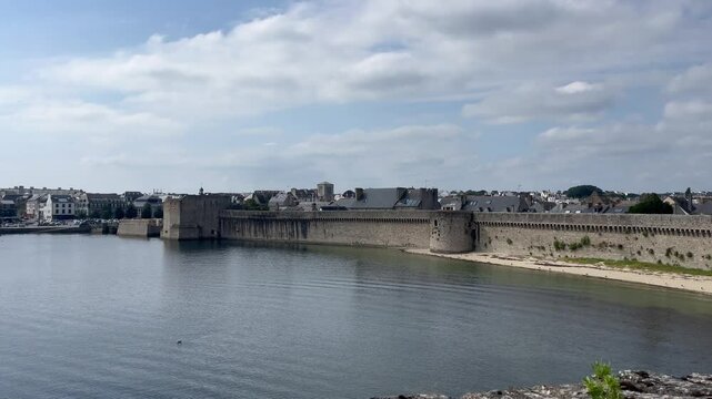 Vid&eacute;o du ch&acirc;teau de Concarneau, une forteresse m&eacute;di&eacute;vale embl&eacute;matique. Ce monument historique, situ&eacute; dans la ville close, offre un aper&ccedil;u fascinant de l&rsquo;histoire bretonne.