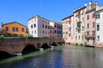 palazzi storici e ponte di pietra  a treviso, italia, settembre 2024, historical buildings and stone bridge in treviso, italy, september 2024