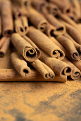 whole spice cinnamon and powdered cinnamon on the table