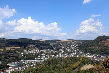 Obraz premium Aussicht auf die Kleinstadt Kirn am Fluss Nahe von der Burgruine Kyrburg im Landkreis Bad Kreuznach im deutschen Bundesland Rheinland-Pfalz. Aussicht vom Premium-Wanderweg Vitaltour 3-Burgen-Weg.