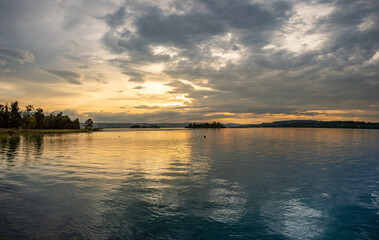 Obraz premium Sunset over the Lutzelau and Ufenau islands, Lower Zurich Lake (Untersee) between Rapperswil and Freienbach, Switzerland