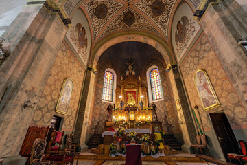 Obraz premium VILEIKA, BELARUS - SEPTEMBER 12, 2024: altar in interior of old catholic church with columns and frescoes.