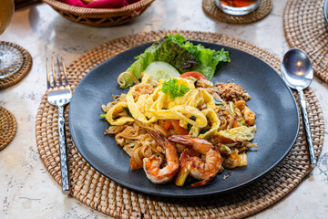 Stir-Fried Noodles with Shrimp and Omelet