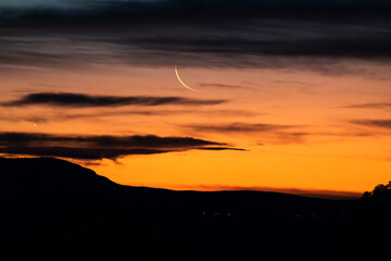 Amanecer en las montañas con la luna menguante al alba