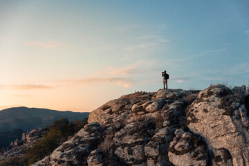 A lo lejos un Joven fotógrafo y explorador latino sosteniendo su cámara, fotografiando el...