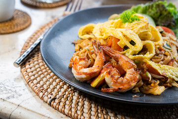 Stir-Fried Noodles with Shrimp and Omelet