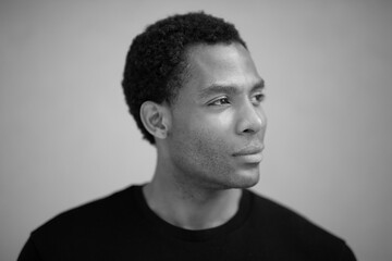 Obraz premium Black and white portrait of a man looking to the side with a thoughtful expression