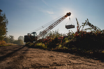 Koparka, wyciągarka linowa na stawie, połów ryb. © Elżbieta Kaps