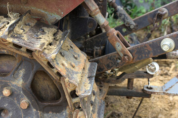 Cingolo arrugginito su trattore agricolo