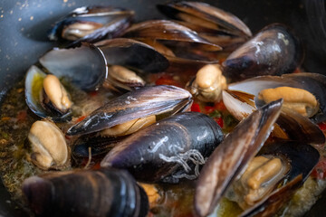 mussels in a pan
