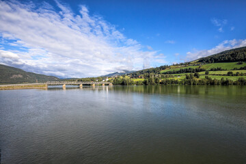 flusslandschaft  mit brücke in norwegen