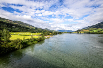 Obraz premium flusslandschaft mit heuballen in norwegen