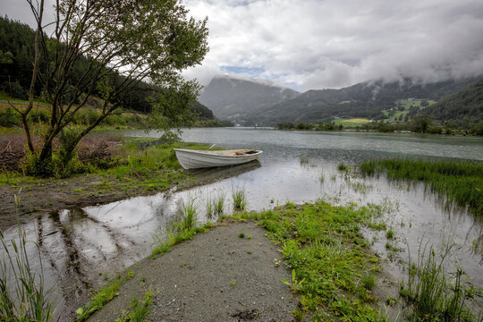 ruderboot am ufer an einem regentag