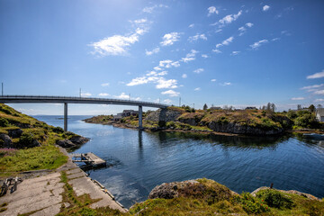 insellandschaft mit straßenbrücke, in norwegen