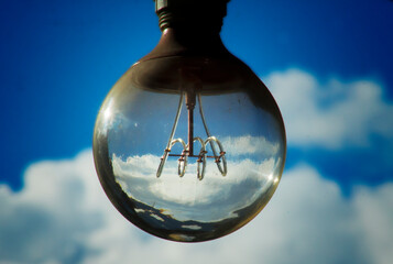 bombilla llena de cielo
