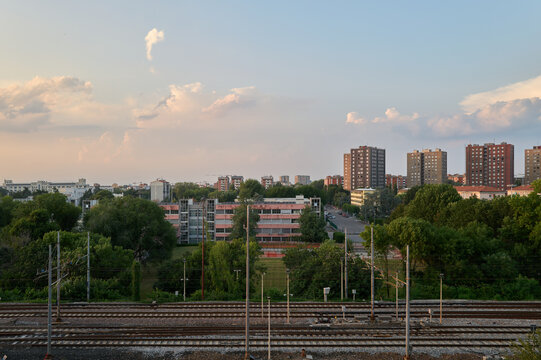 Vista dall'alto di Milano zona Maciachini con vista rivolta verso l'ospedale e Niguarda durante un caldo tramonto estivo con qualche nuvola sparsa su cielo sereno.