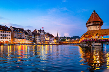 Obraz premium Historic center of Lucerne with famous Chapel Bridge. Lucerne city view. Lucern Switzerland. Sunrise in historic city center of Lucerne with famous lake Lucerne.