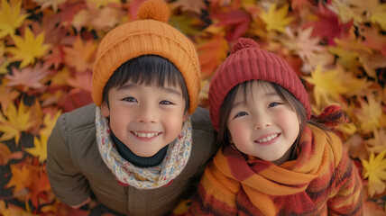 紅葉の絨毯で笑顔の子供たち