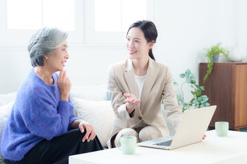 資産運用の説明を聞く中高年女性