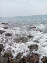 Fototapeta premium Waves crashing against the rocks on the shore