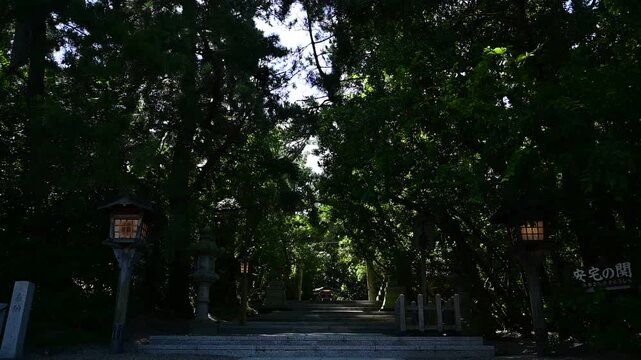 安宅住吉神社の参道 （石川県小松市, 2024年9月）