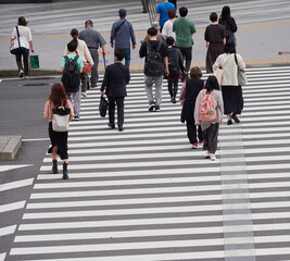 ハイアングルで撮影した日本の都市の交差点の横断歩道を渡る人々の姿