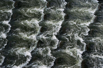 용수의 확보나 하천의 수위 조절 등을 위해 하천을 가로질러 설치한 수리시설(대구에 있는 강정보).