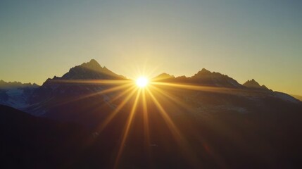 Obraz premium Sunrise Over Mountain Peaks, a breathtaking timelapse capturing the sun's ascent and its glow on distant rugged summits.