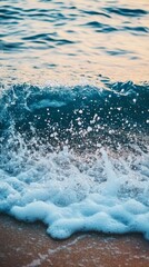 Obraz premium Scenic wallpaper depicting the shoreline with glistening sea water.