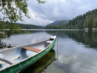 Naklejka premium canoe on lake