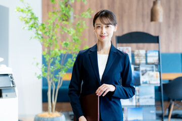 受付で働くコンサルタントの女性