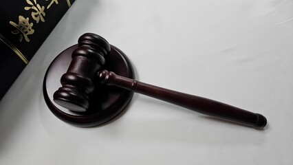 A judge strikes a baton when a judge pronounces a decision in a courtroom