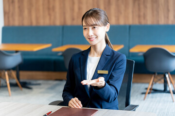 受付のコンサルタントの女性