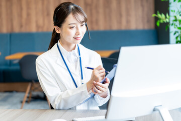 白衣を着た医療関係者のオペレーター