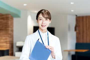 医療施設で働く白衣の女性