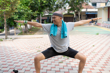 Obraz premium man warming up before his morning run, the concept of a healthy lifestyle
