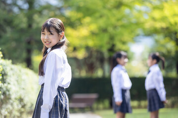 振り返って微笑む女子学生