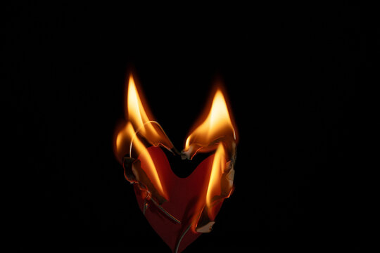 coraz&oacute;n en llamas con fondo negro